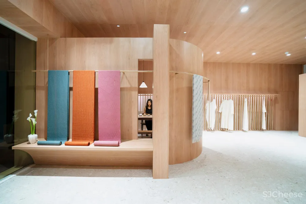 “面料”带给空间的卷曲与自由,北京“往夕”服装工作室 帕姆建筑