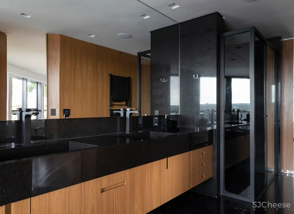 Estúdio Cláudio Resmini | 巴西湖畔三层别墅