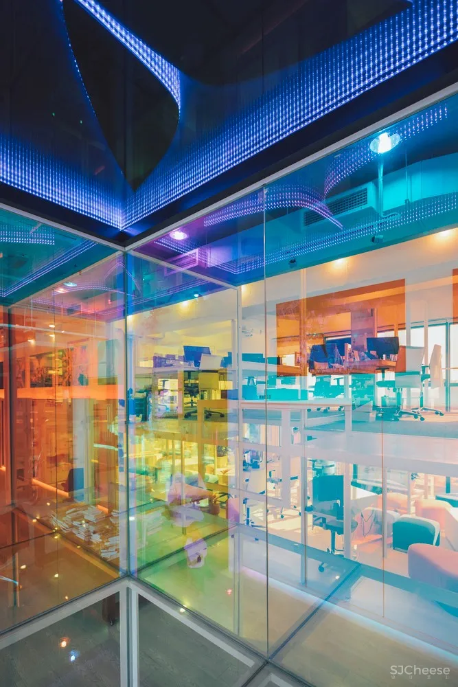 Mindvalley 总部,色彩斑斓的“光之殿”工作区 / IDEAWORKSHOP