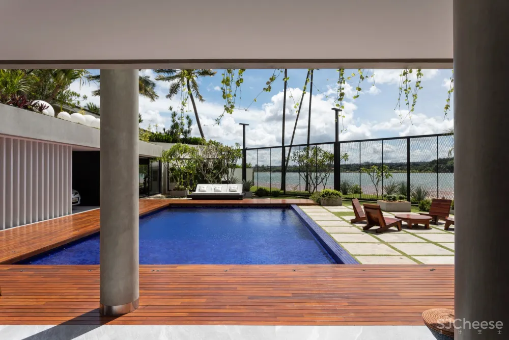 Estúdio Cláudio Resmini | 巴西湖畔三层别墅