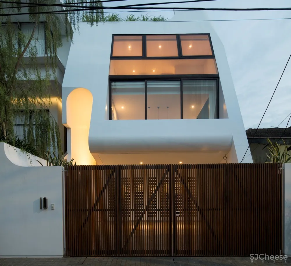 哈里曼住宅，内置庭院的纯白住宅／W Office