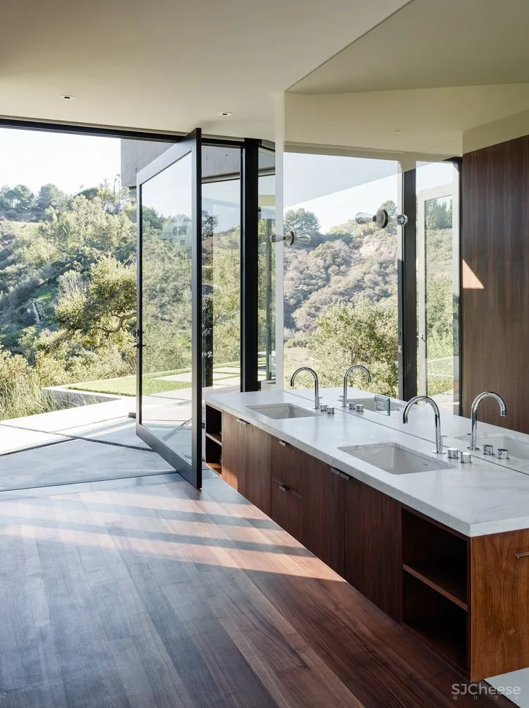 被130棵活了250年古橡树包围的现代住宅丨每天关门窗花40分钟