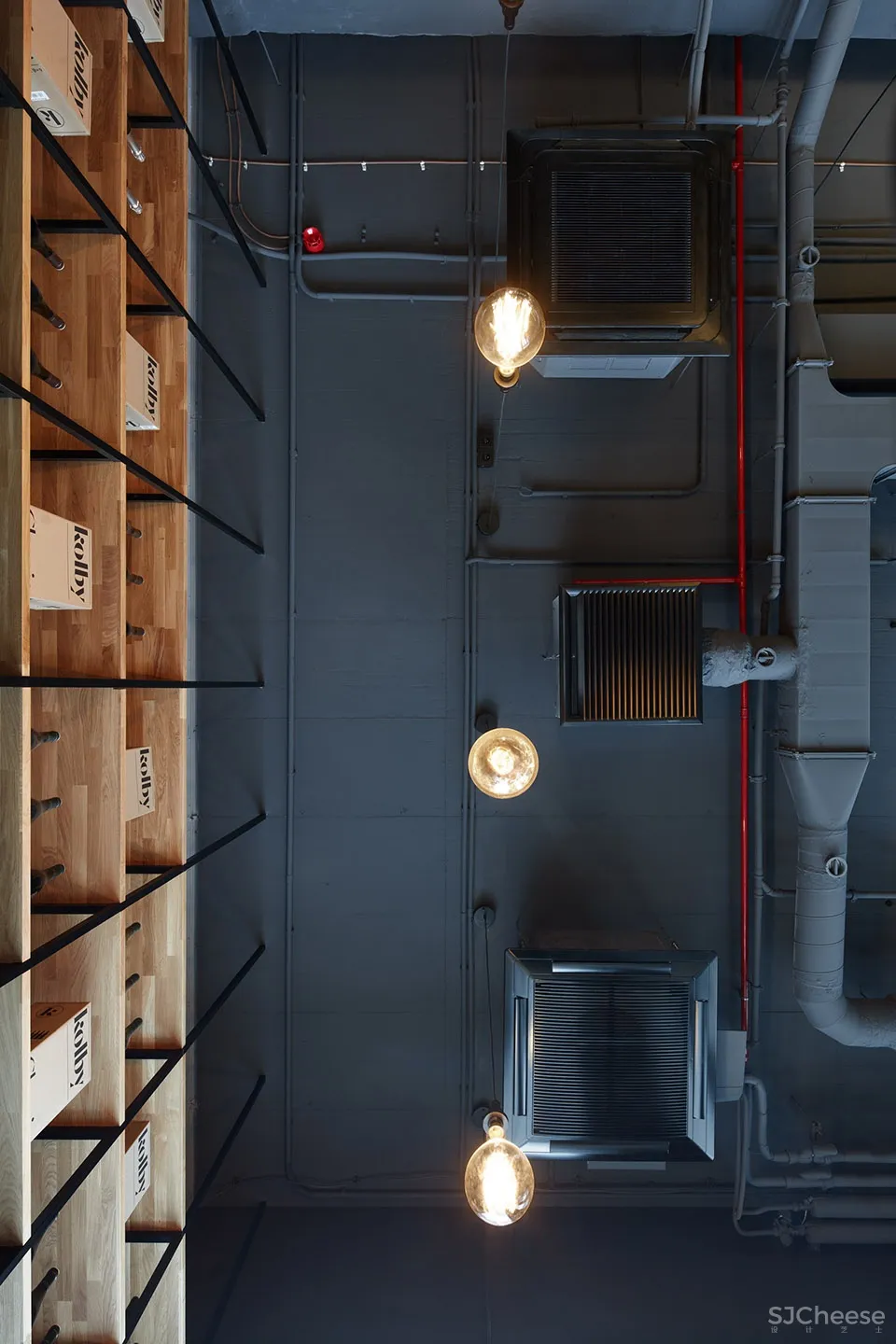 连续的酒架塑造葡萄酒的舞台,布拉格Kolby红酒酒吧 CMC Architects