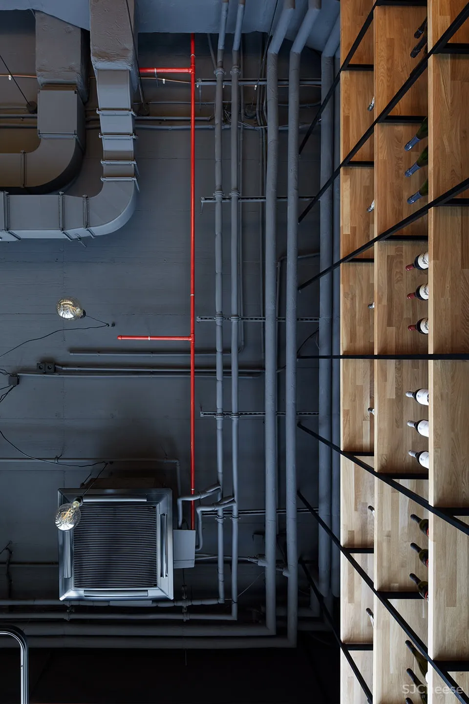 连续的酒架塑造葡萄酒的舞台,布拉格Kolby红酒酒吧 CMC Architects