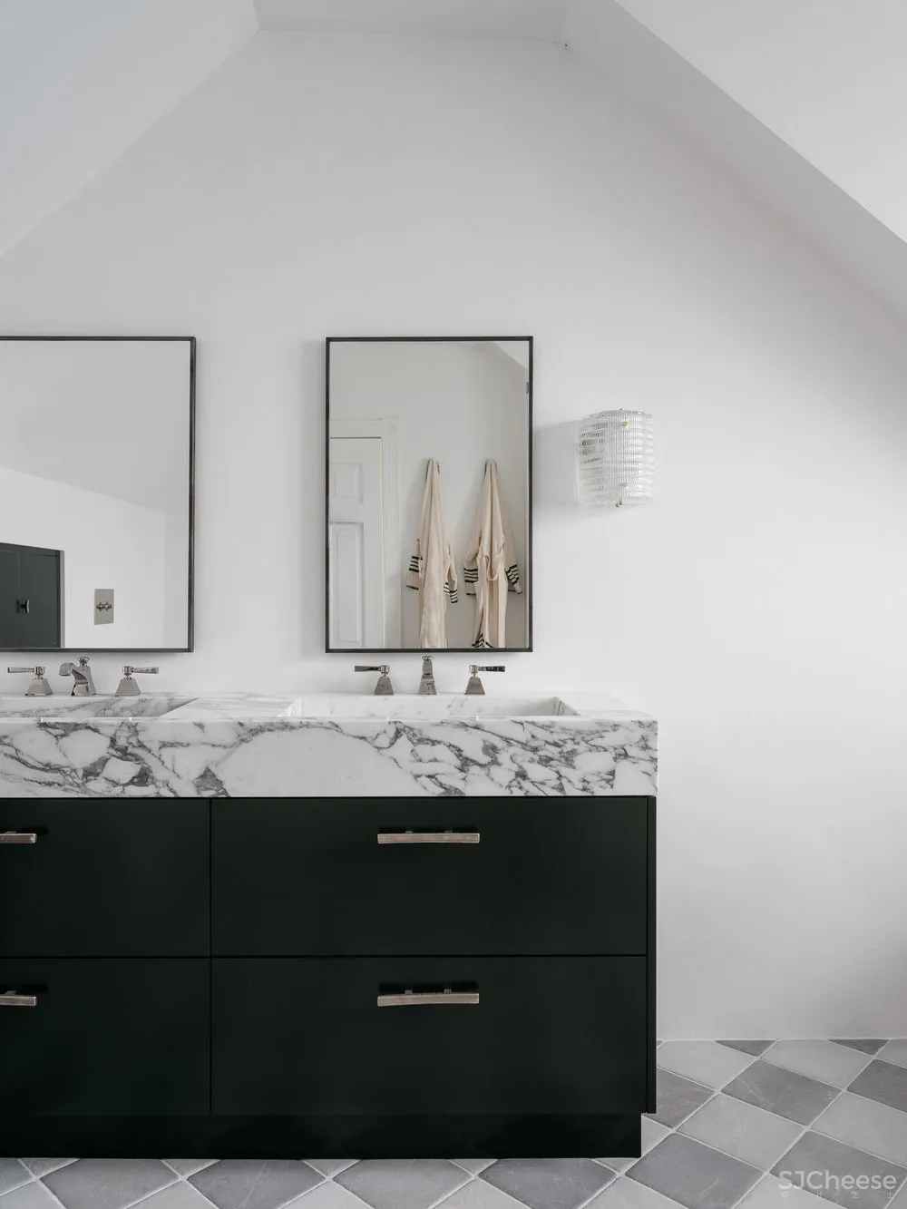 Phoebe Nicol | 精致现代风外壳下的欧洲经典