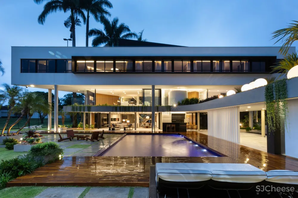 Estúdio Cláudio Resmini | 巴西湖畔三层别墅