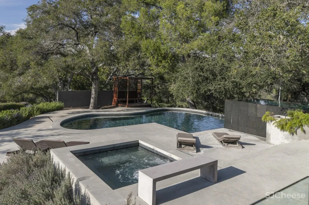 被130棵活了250年古橡树包围的现代住宅丨每天关门窗花40分钟