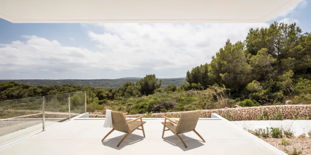 西班牙海滨，打造纯白的T 台别墅 / NOMO STUDIO