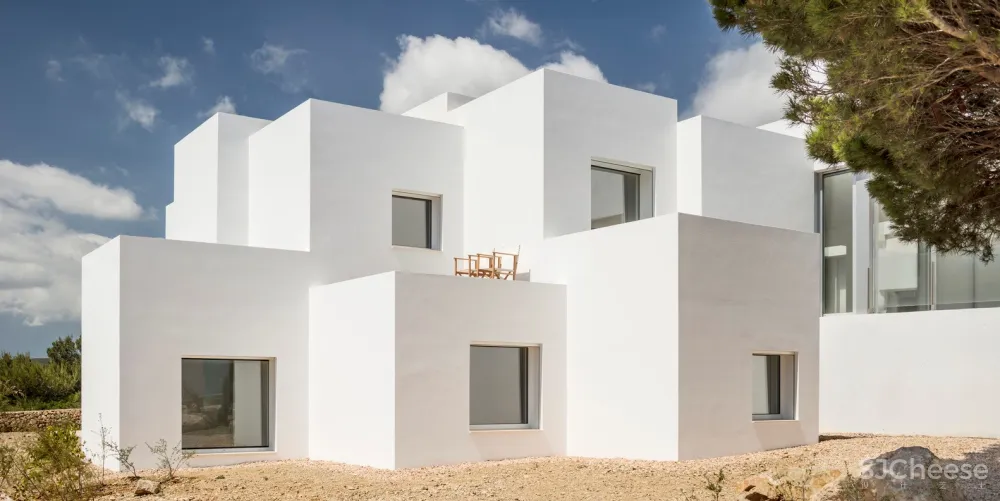 西班牙海滨，打造纯白的T 台别墅 / NOMO STUDIO