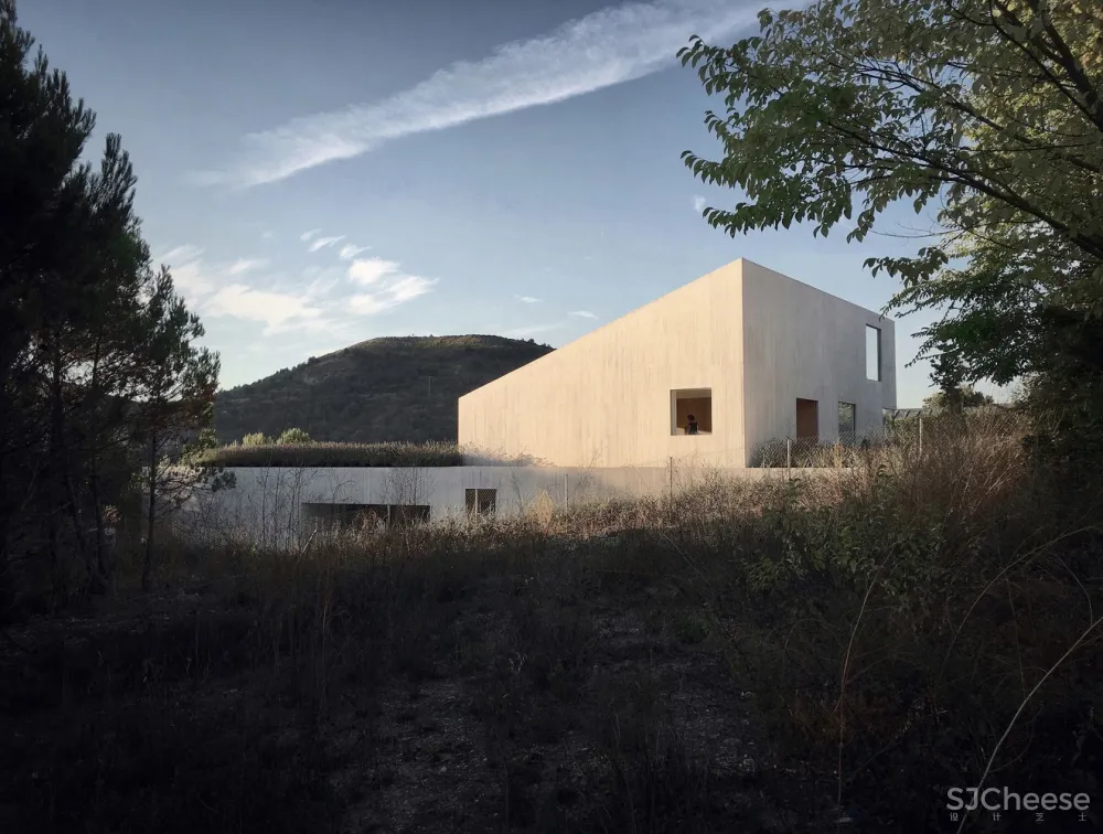 斜坡上的混凝土块 / Pereda Pérez Arquitectos