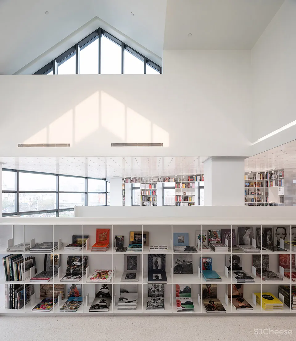 以“街巷”概念延续城市视角与空间体验,Page One 北京坊书店 直向建筑