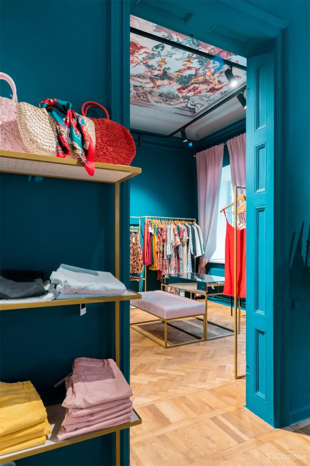 AB + Partners | 摩尔多瓦Flo品牌服装店