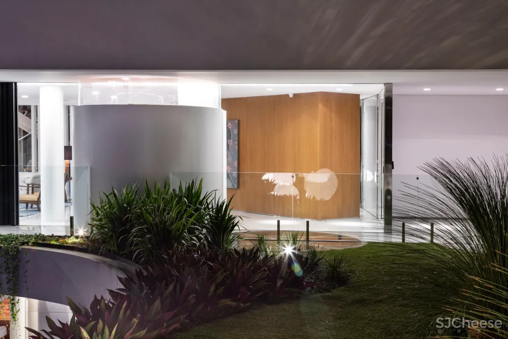 Estúdio Cláudio Resmini | 巴西湖畔三层别墅