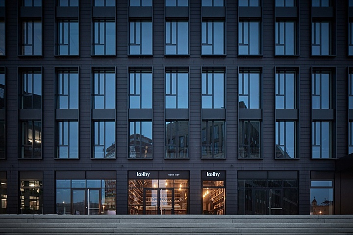 连续的酒架塑造葡萄酒的舞台,布拉格Kolby红酒酒吧 CMC Architects