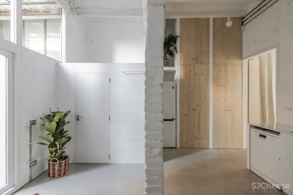 西班牙一间90平米纯白单层房屋改造