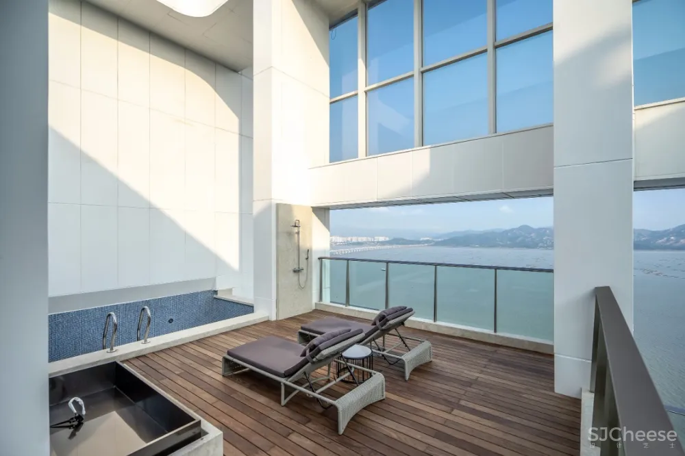 新作 | 775m² 深圳半岛城邦 270° 云海天幕超级顶复,无敌空中泳池