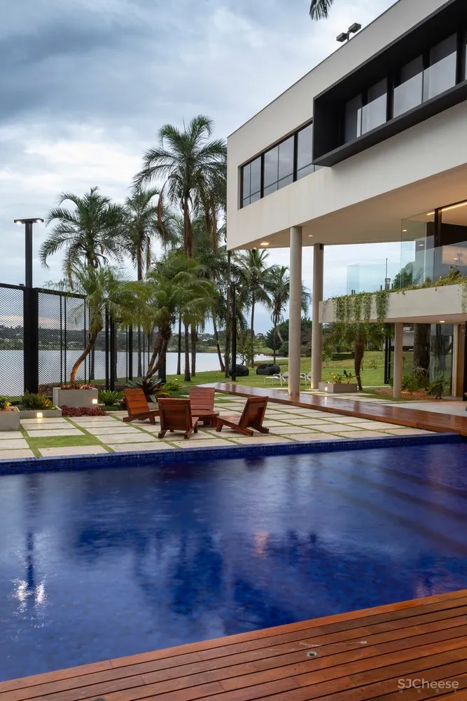 Estúdio Cláudio Resmini | 巴西湖畔三层别墅