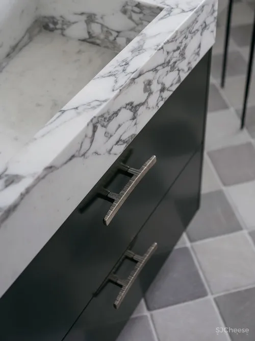 Phoebe Nicol | 精致现代风外壳下的欧洲经典