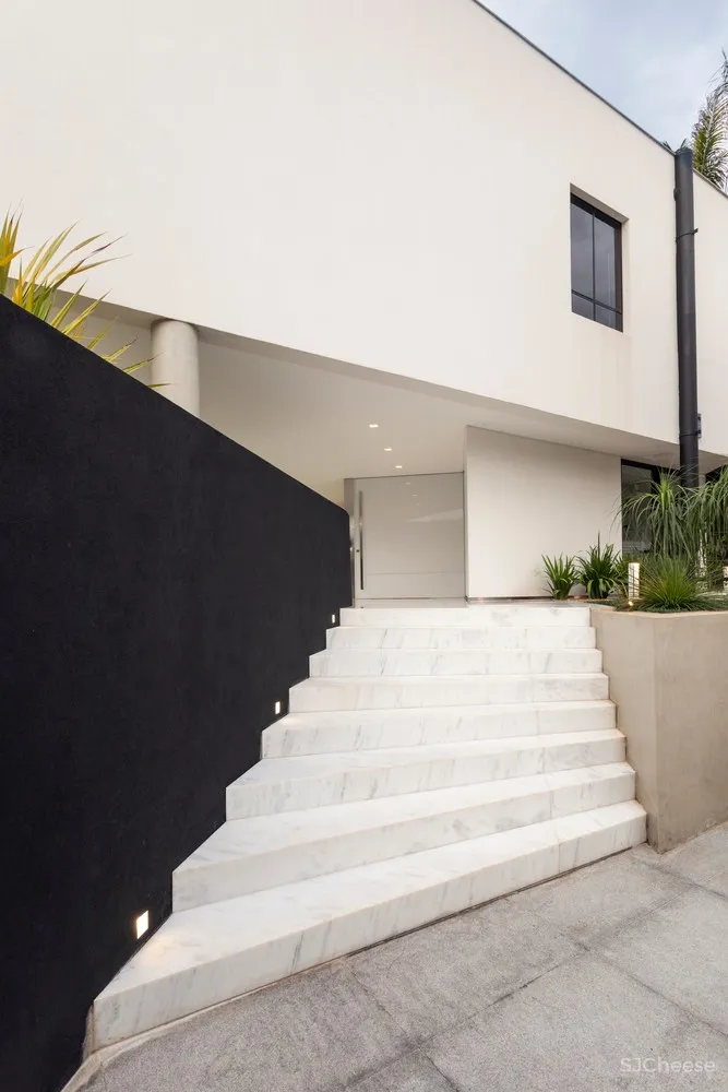 Estúdio Cláudio Resmini | 巴西湖畔三层别墅