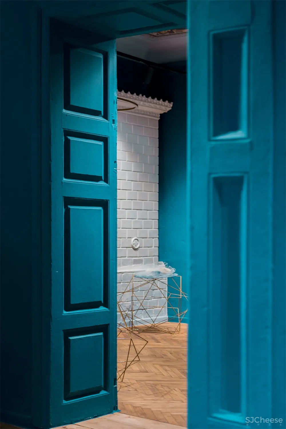 AB + Partners | 摩尔多瓦Flo品牌服装店