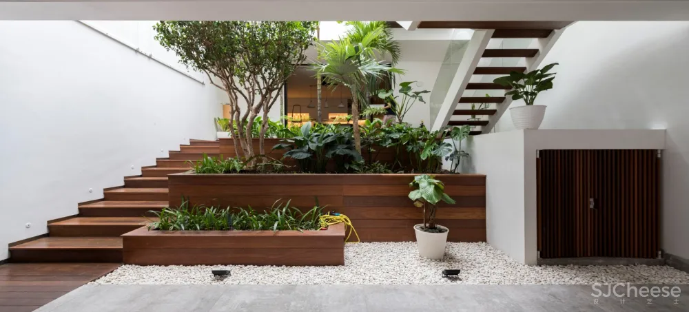 哈里曼住宅，内置庭院的纯白住宅／W Office