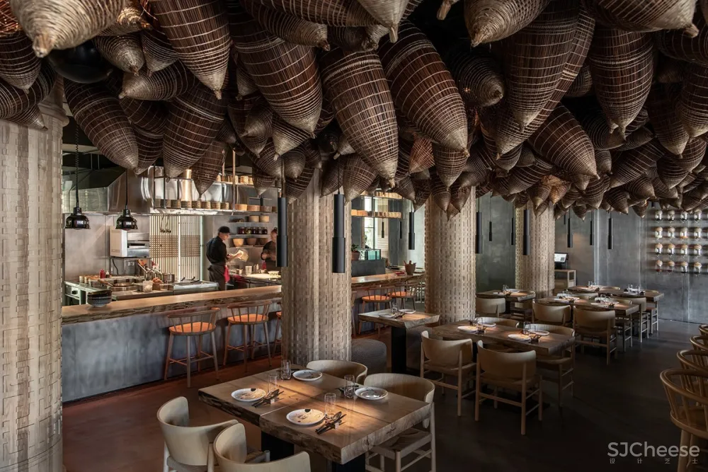 这4个主题餐厅丨天花板设计的太夸张了