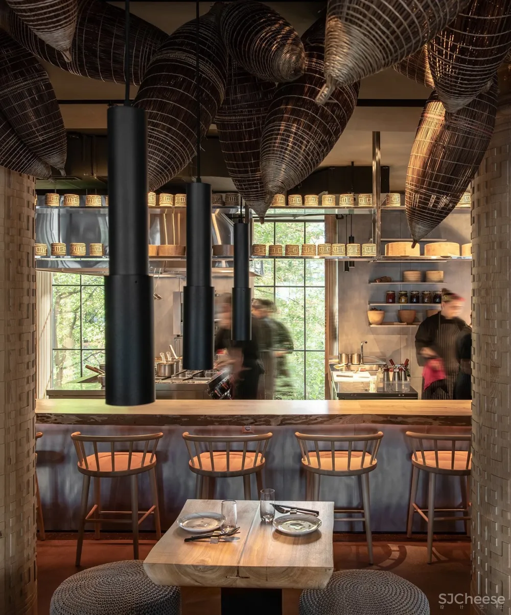 这4个主题餐厅丨天花板设计的太夸张了