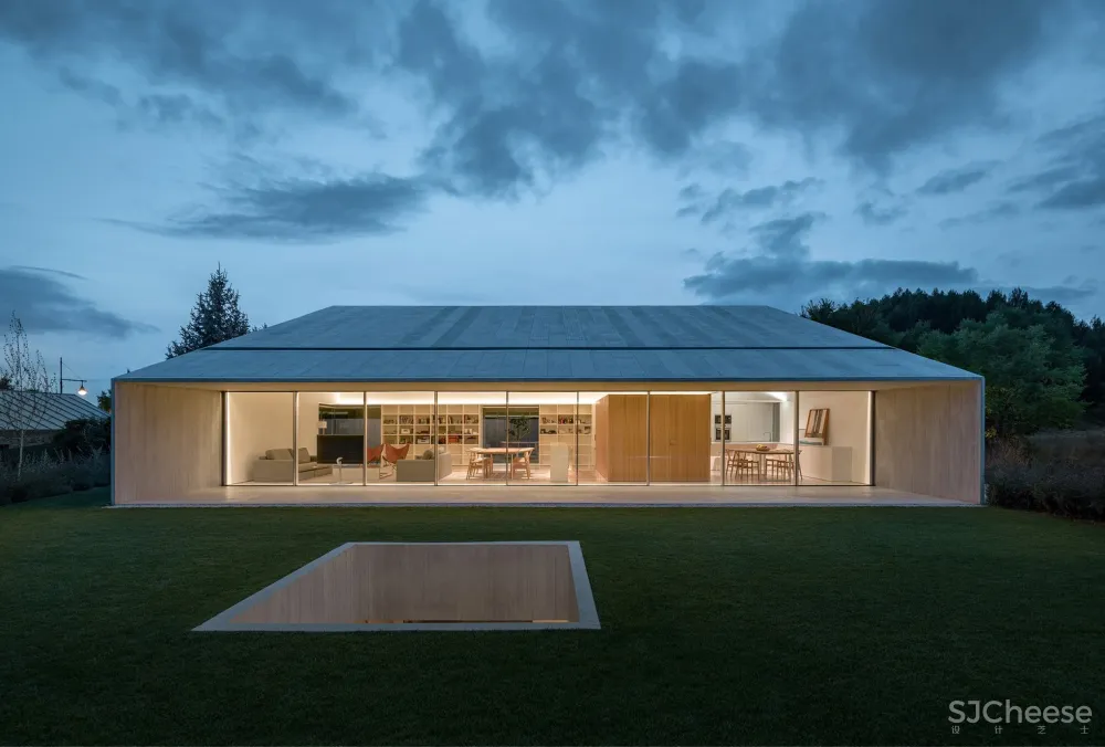 斜坡上的混凝土块 / Pereda Pérez Arquitectos