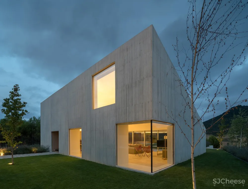 斜坡上的混凝土块 / Pereda Pérez Arquitectos