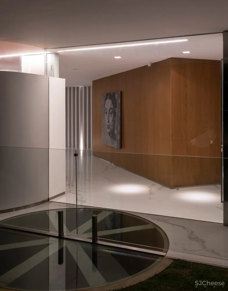 Estúdio Cláudio Resmini | 巴西湖畔三层别墅