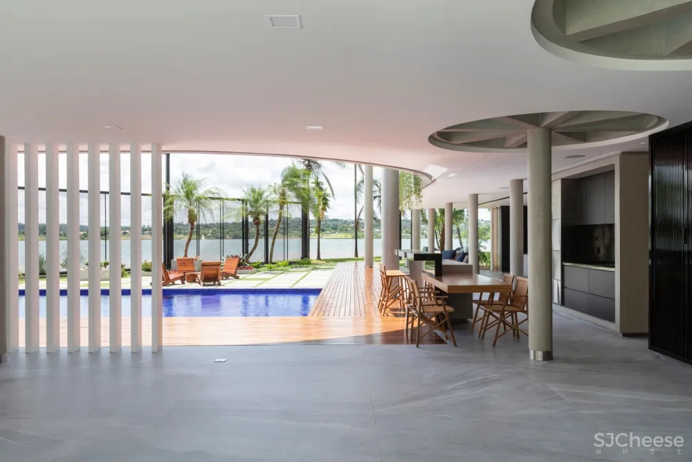 Estúdio Cláudio Resmini | 巴西湖畔三层别墅