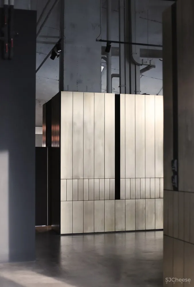 首发 | Alexander Volkov Architects:极简现代高级感莫斯科顶层办公室