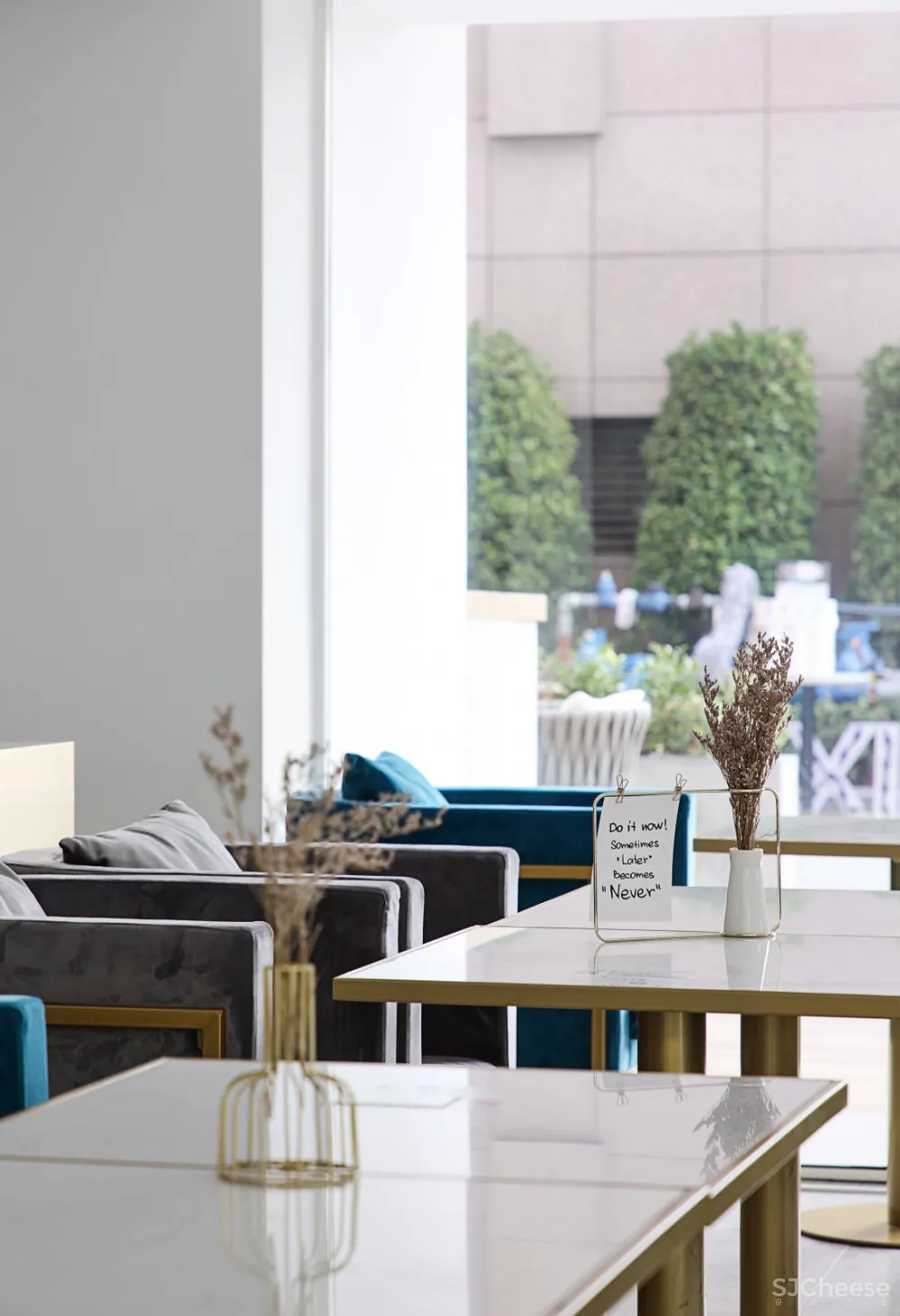 你会不会忽然的出现,在街角的咖啡店!