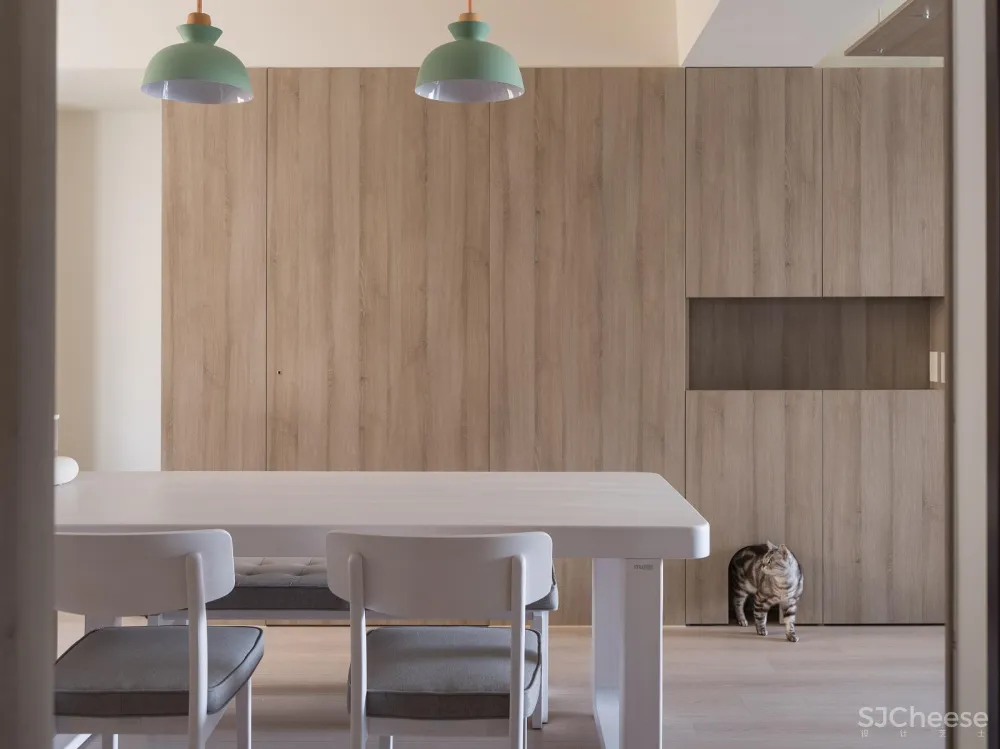 毛小孩玩耍的温馨小宅 灰色大门设计工作室