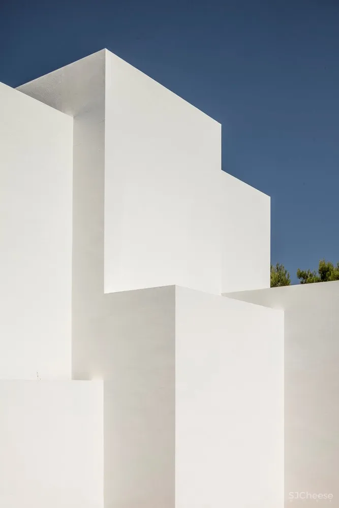 西班牙海滨，打造纯白的T 台别墅 / NOMO STUDIO