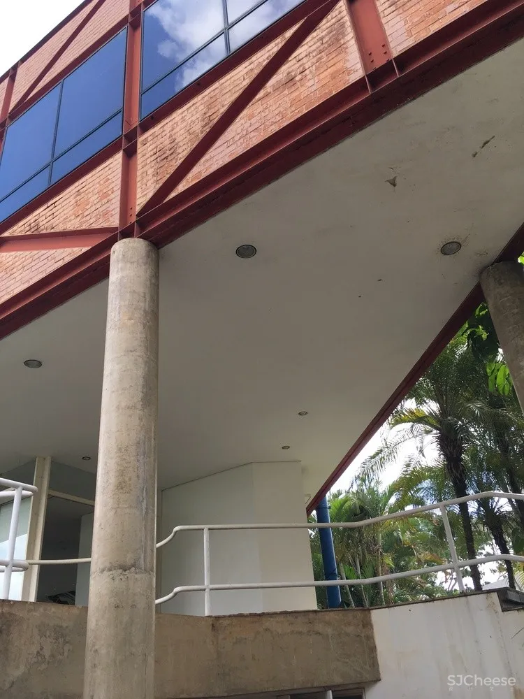 Estúdio Cláudio Resmini | 巴西湖畔三层别墅