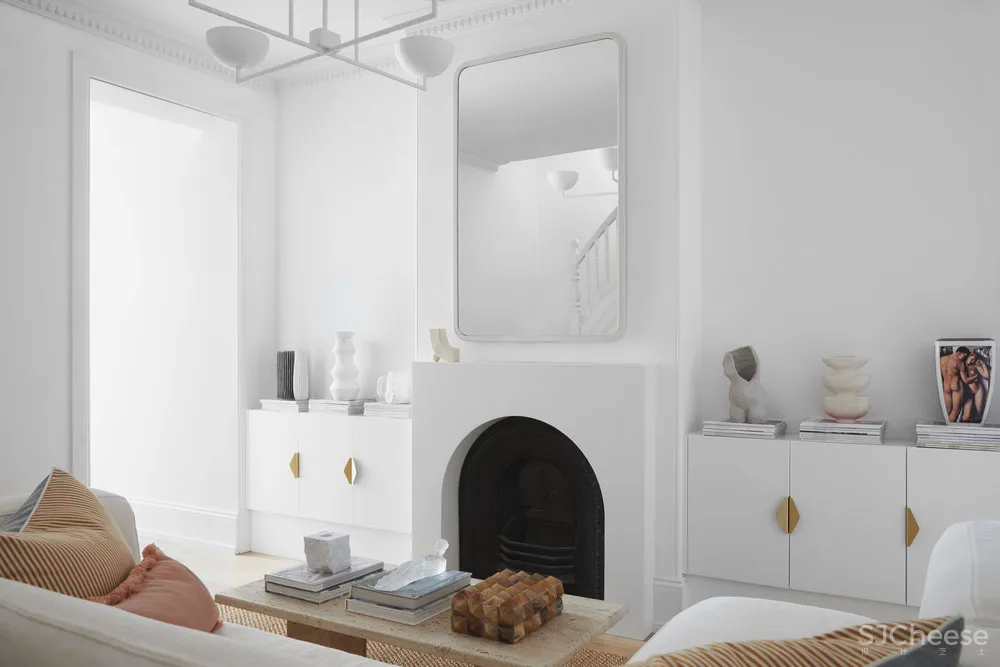 Phoebe Nicol | 精致现代风外壳下的欧洲经典