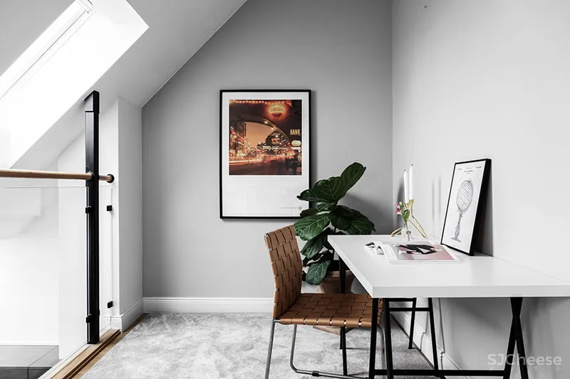 蓝色沙发和螺旋楼梯：斯德哥尔摩61㎡双层公寓