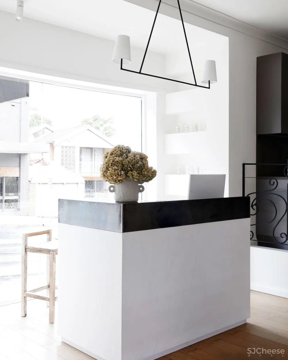 Phoebe Nicol | 精致现代风外壳下的欧洲经典