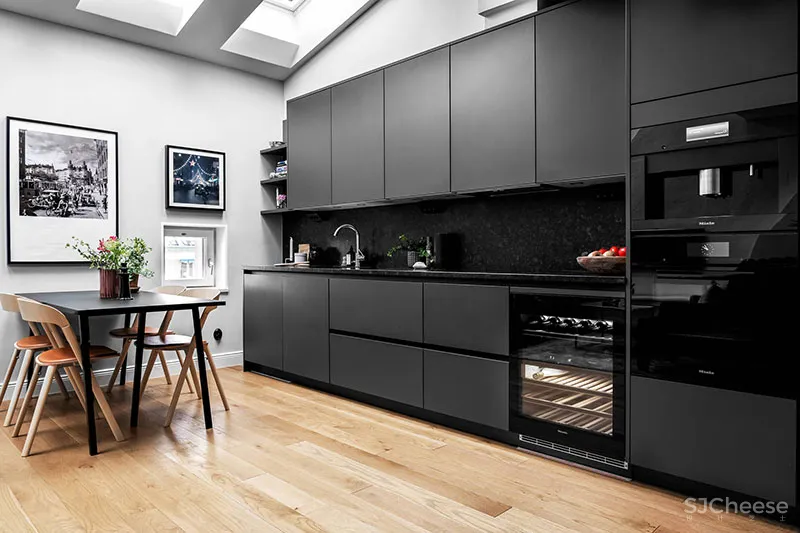 蓝色沙发和螺旋楼梯：斯德哥尔摩61㎡双层公寓