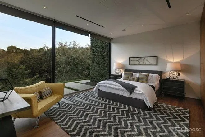 被130棵活了250年古橡树包围的现代住宅丨每天关门窗花40分钟