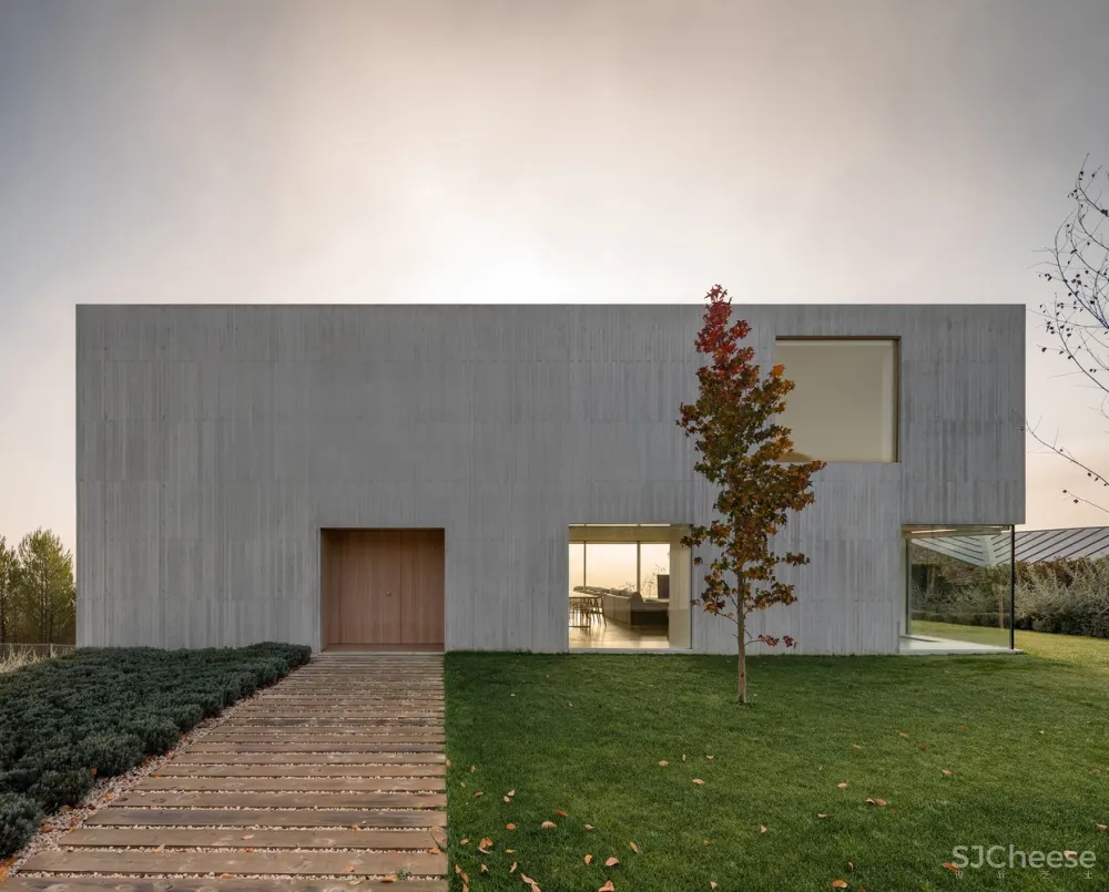 斜坡上的混凝土块 / Pereda Pérez Arquitectos