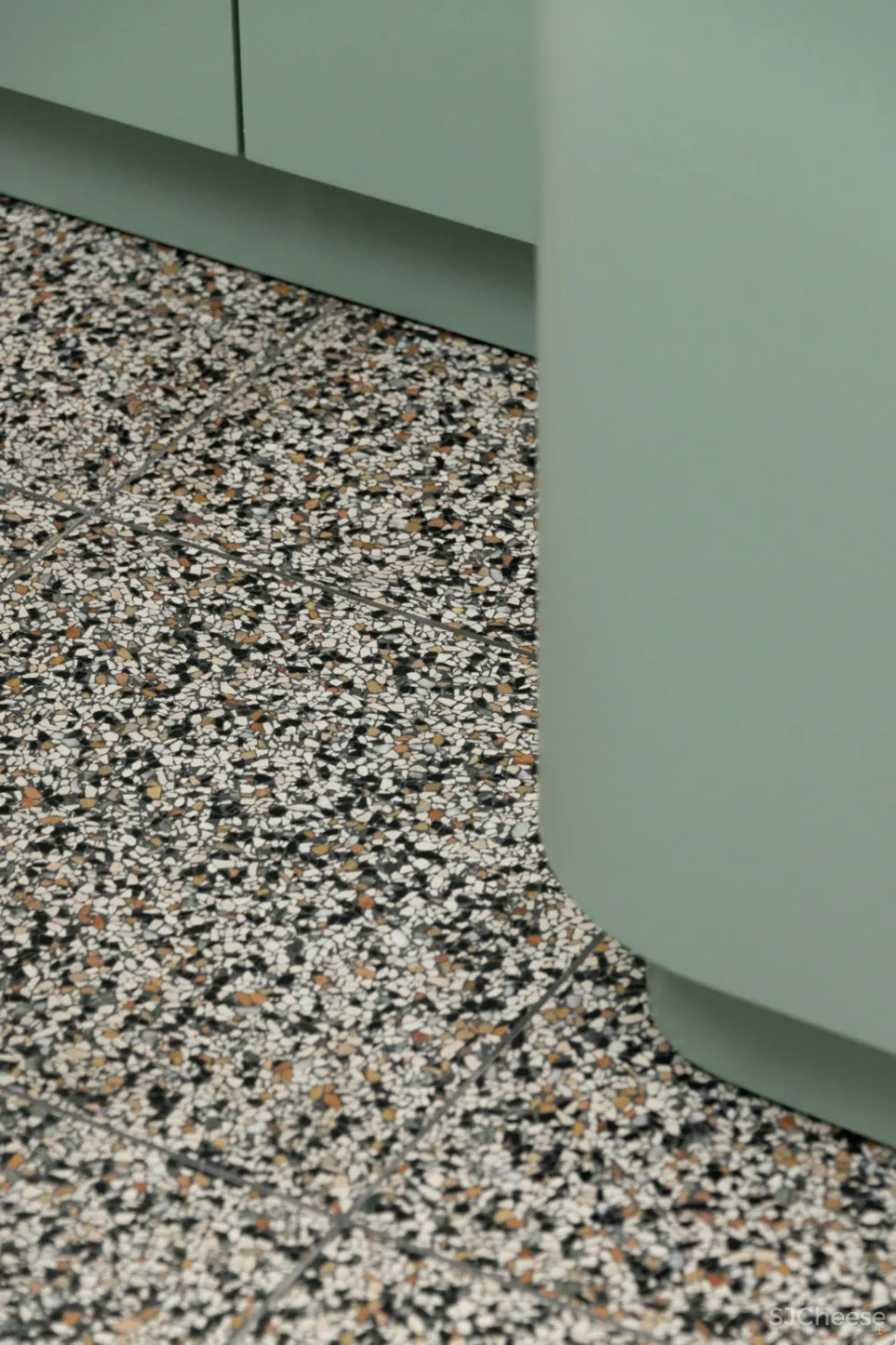 黑框隔断+水磨石丨新古典也可以这么玩