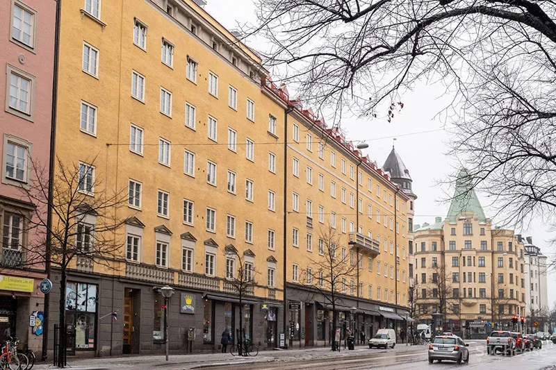 蓝色沙发和螺旋楼梯：斯德哥尔摩61㎡双层公寓