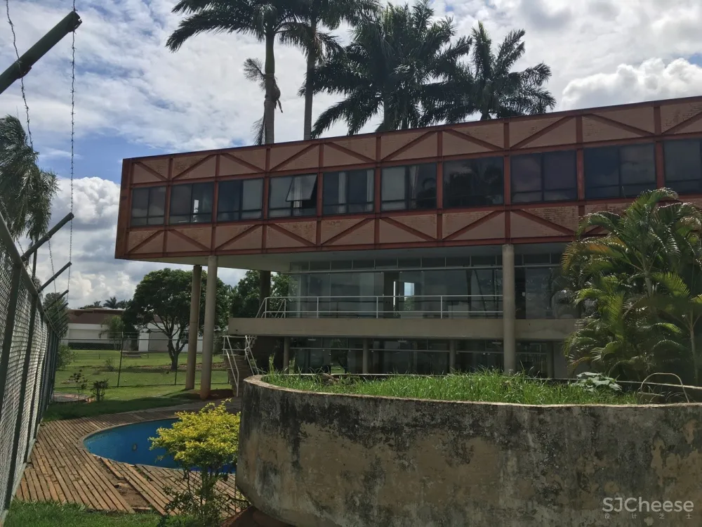 Estúdio Cláudio Resmini | 巴西湖畔三层别墅