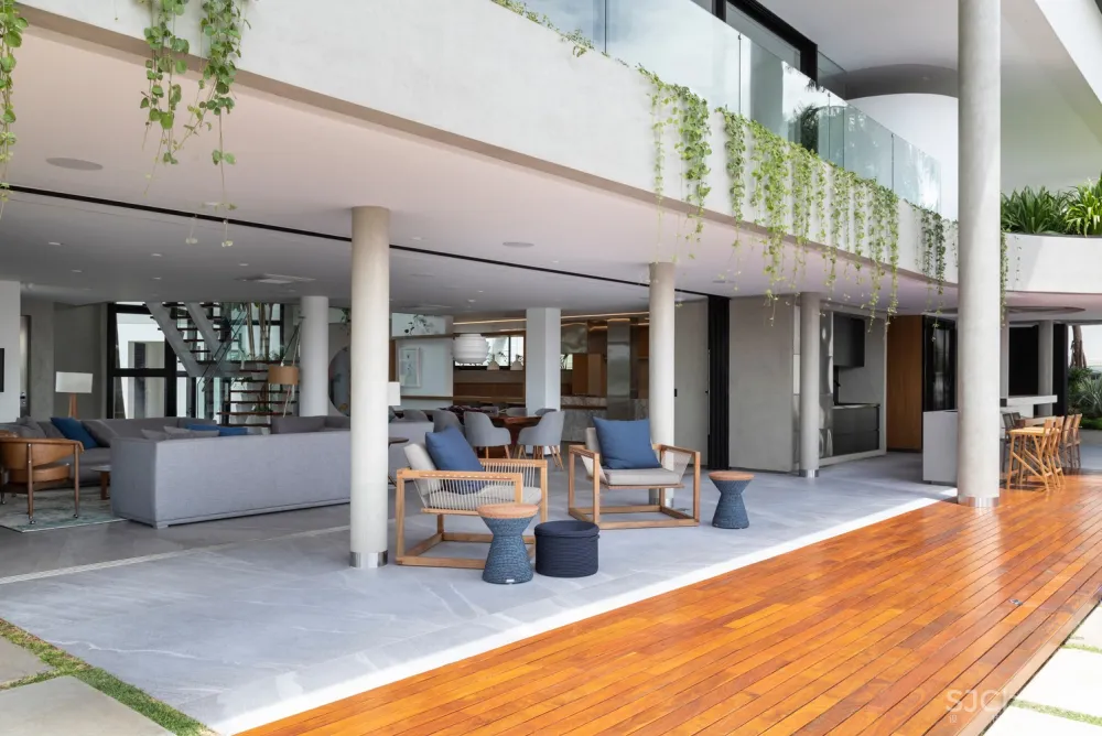 Estúdio Cláudio Resmini | 巴西湖畔三层别墅