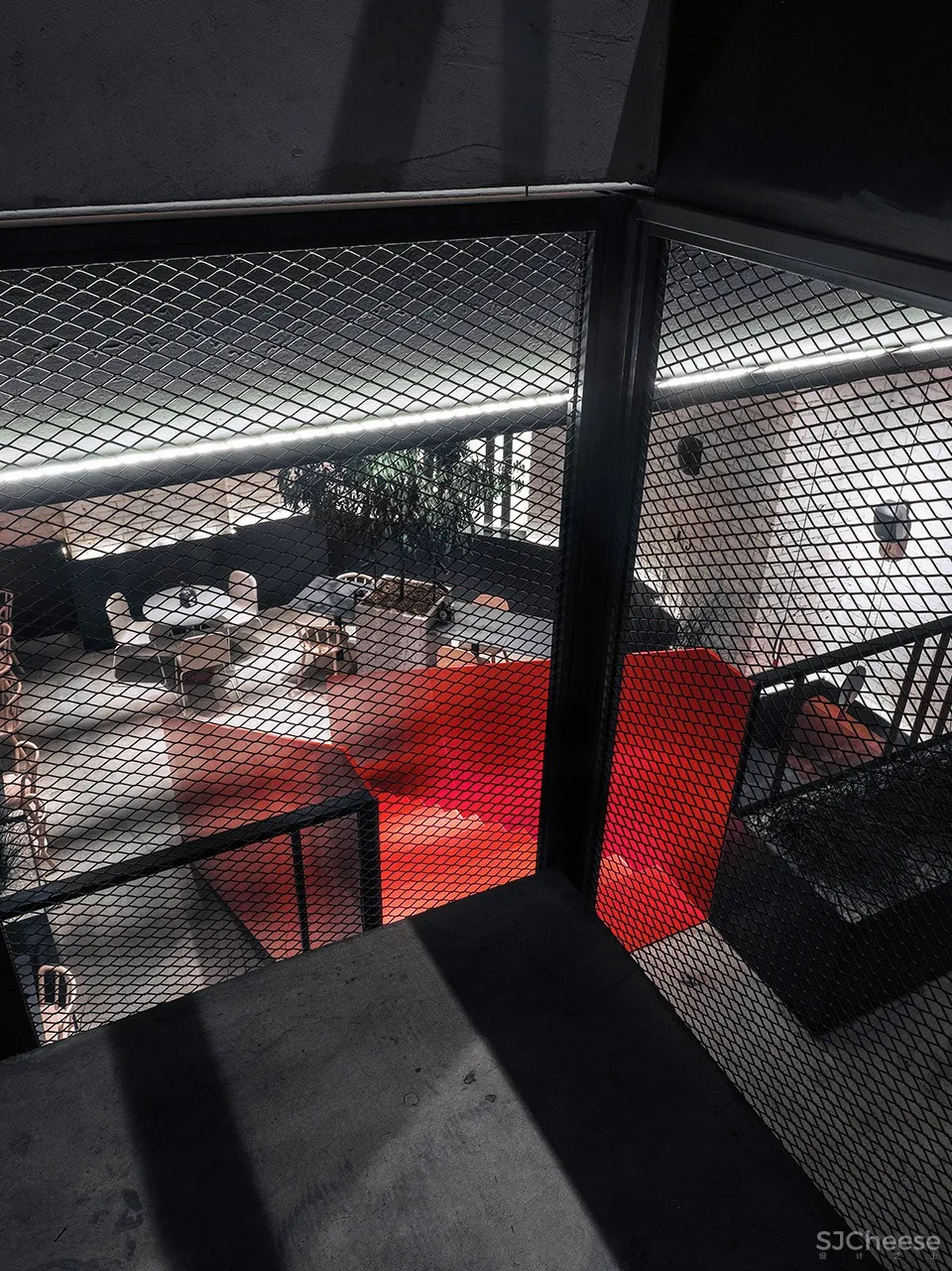 红色楼梯与盆栽打造地下舒适空间，莫斯科 Pizza 22披萨店 Architecture bureau DA