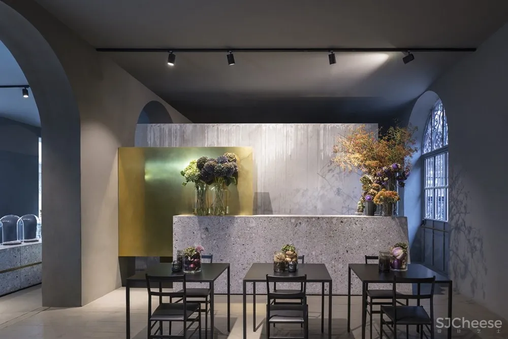 吃饭、喝酒还能听音乐,这家极简风花店难怪这么火! Storage Associati