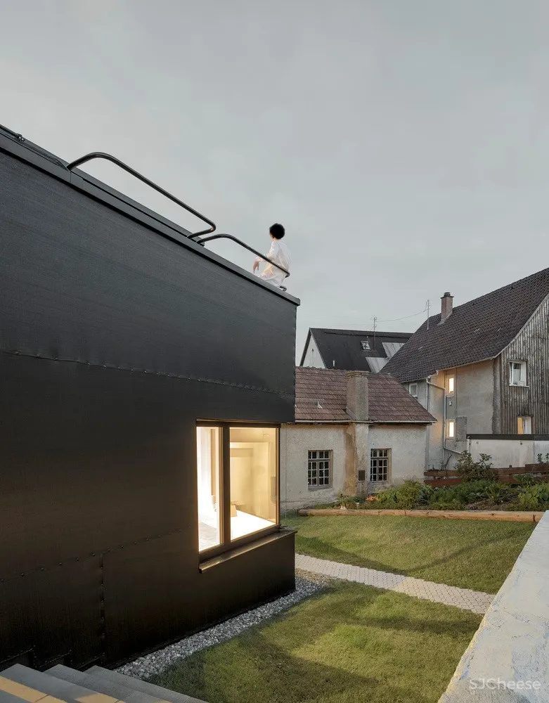 Haus D,顺时针旋转的黑色住宅 / Yonder – Architektur und Design