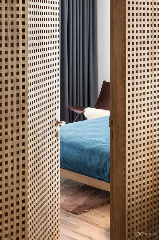 130㎡的住宅丨用 2.9 万块木头贴墙上